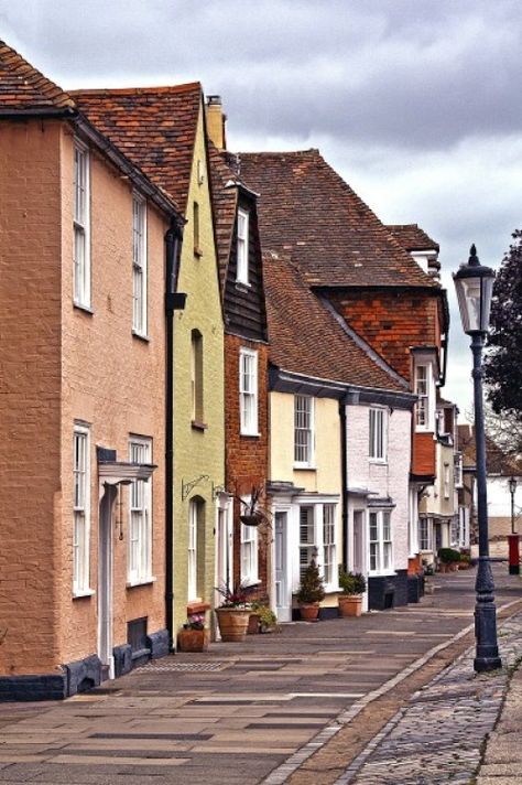 Faversham Town : 1124724 - PicturesOfEngland.com Pretty Countryside, Places To Paint, Pictures Of England, Kent Coast, British Village, Shop Street, Sea Scapes, Kent Uk, Kent England