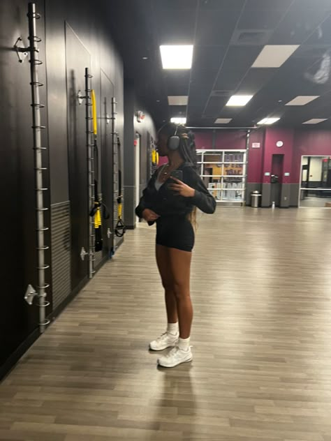 Girl At Gym Aesthetic Black, Fitness Photos Black Women, Gym Girl Black Aesthetic, Faceless Gym Pics, New Balance Gym Outfit, Running Aesthetic Black Women, Black Gym Girl Aesthetic, Gym Fits Black Women, Black Airpods Max Aesthetic