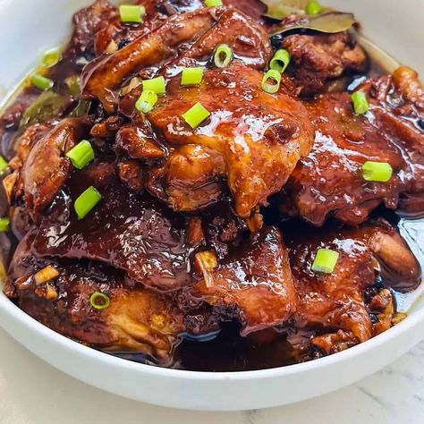 Best Filipino Chicken Adobo Recipe Chicken Adobo Filipino Authentic, Adobo Chicken Filipino, Adobo Marinade, Filipino Chicken Recipes, Chicken Adobo Filipino, Chicken Fettucine, Sisig Recipe, Chicken Adobo Recipe, Filipino Chicken Adobo