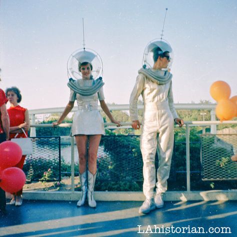 Disneyland Tomorrowland, Space Age Fashion, Space Costumes, 80s Party Outfits, Space Suits, Tema Disney, Alien Costume, Space Fashion, 60s Retro