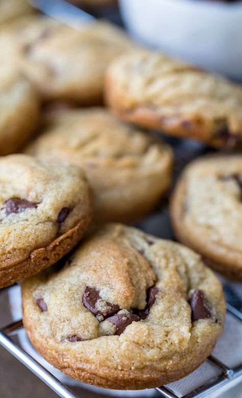 Muffin Top Cookies Recipe, Chocolate Chip Cookie Muffins, Muffin Top Recipes, Muffin Top Pan, Oatmeal Biscuits, Slow Cooker Baking, Easy Chocolate Chip Cookies, Soft Chocolate Chip Cookies, Muffin Tin Recipes