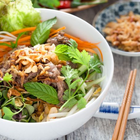 Bun Bo Nam Bo Beef Bun, Beef Noodle Bowl, Beef Noodle Salad, Salad Calories, Vietnamese Grilled Pork, Vietnamese Beef, Pork Noodles, Sweet Pork, Pork Salad