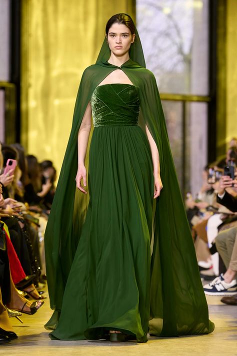 Elie Saab Fall 2023, Ellie Saab, Elie Saab Fall, Elegante Y Chic, Sarah Burton, Green Gown, Velvet Gown, Fantasy Gowns, Fantasy Dress