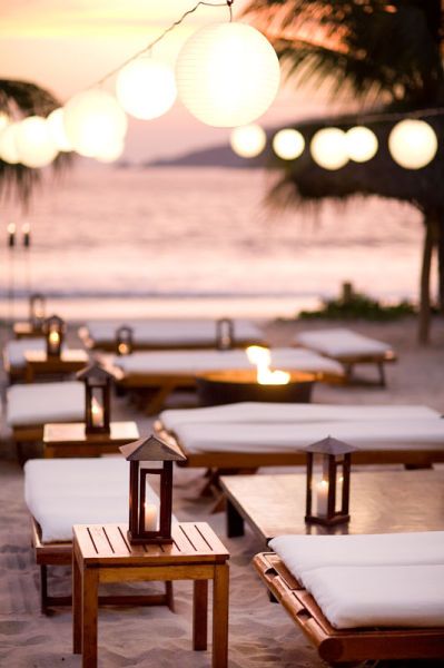 paper lights and lanterns on the tables Beach Wedding Lanterns, Wedding Reception Simple, Wedding Lounge Area, Mexico Beach Weddings, Beach Wedding Decorations Reception, Lantern Centerpiece Wedding, Wedding Lounge, Lantern Ideas, Lantern Centerpieces