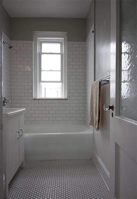 Residential real estate news from The New York Times, covering the five boroughs and beyond. Small Bathroom Design With Tub, Bathroom Design With Tub, Houzz Bathroom, Shower Makeover, Makeover Kamar Mandi, Bathtub Shower Combo, Bathroom Tub Shower, Zen Bathroom, Bathroom Pictures