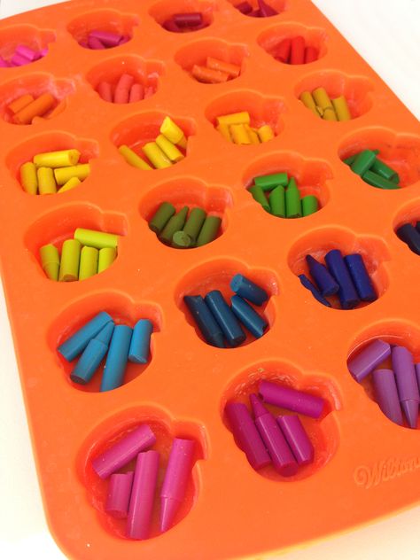 DIY pumpkin crayons for Halloween Lds Homeschool, Toddler Halloween Gifts, Pumpkin Crayon, Homemade Crayons, Preschool Halloween Party, Halloween Crayons, Crayon Molds, Homemaking Skills, Daycare Gifts