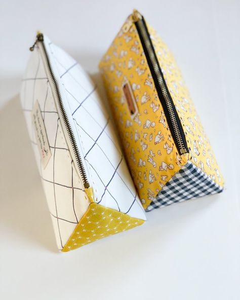 M I N K I K I M (@zeriano) posted on Instagram: “{new YouTube tutorial + PDF pattern} I am so excited to share my new TRIANGLE PENCIL CASE tutorial with you guys!🥳 You would surprise how…” • Feb 22, 2021 at 3:30pm UTC Triangle Pencil Case, Pouch Template, Pencil Case Tutorial, Pencil Case Sewing, Sewing Illustration, Diy Sewing Tutorials, Small Case, Christmas Ornament Pattern, Pouch Pattern