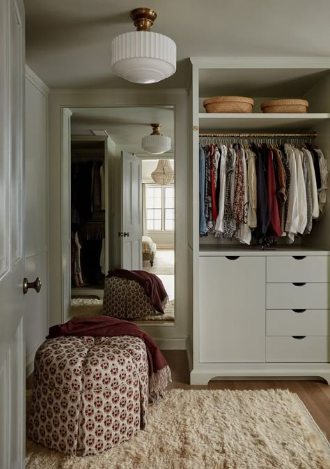 37 Walk-In Closet Ideas to Optimize Your Storage Space Room As A Closet, Bedroom Turned Closet, Closet Mirror, Bedroom Makeover Ideas, Smart Closet, Deco House, Closet Hacks, Walking Closet, Open Closet