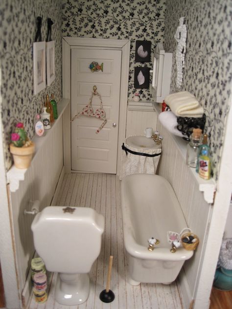 Bathroom by| Nature's Soul Miniatures Wall separation and molding shelves Dollhouse Walls, Mini Bathroom, Bathroom Diorama, Dollhouse Bathroom Ideas, Dollhouse Bathroom Diy How To Make, Doll House Bathroom, Miniature Bathroom, Miniature Bathroom Accessories, Miniature Bathtub