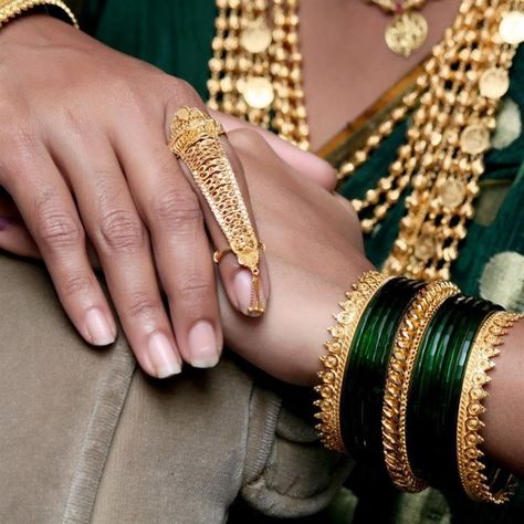 Tode and pichodi Marathi Bride Bangles, Maharashtrian Bangles Gold, Marathi Bangles, Green Bangles Maharashtrian, Traditional Jewelry Maharashtrian, Maharashtrian Bangles, Maharashtrian Jewellery Traditional, Maharashtrian Bride, Green Bangles