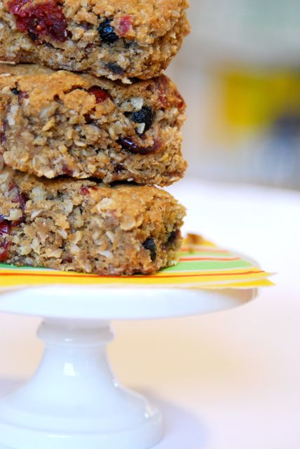 Soft & Chewy "Leftovers" Oatmeal Bars using leftover oatmeal packets.  These were so good! Instant Oatmeal Recipes, Instant Oatmeal Cookies, Chewy Oatmeal Bars, Leftover Oatmeal, Oatmeal Granola Bars, Sweet Oatmeal, Oatmeal Bars Healthy, Instant Oatmeal Packets, Oatmeal Bars Recipes