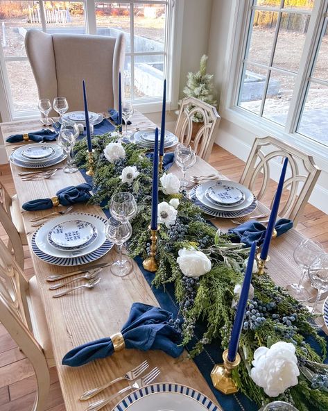 Navy Blue Christmas Dining Table, Blue Christmas Place Setting, Christmas Tablescapes Blue, Navy Dinner Table Setting, Blue White Christmas Table, Delft Table Setting, Blue Christmas Table Settings Ideas, Blue China Christmas Table, Dining Room Blue Decor