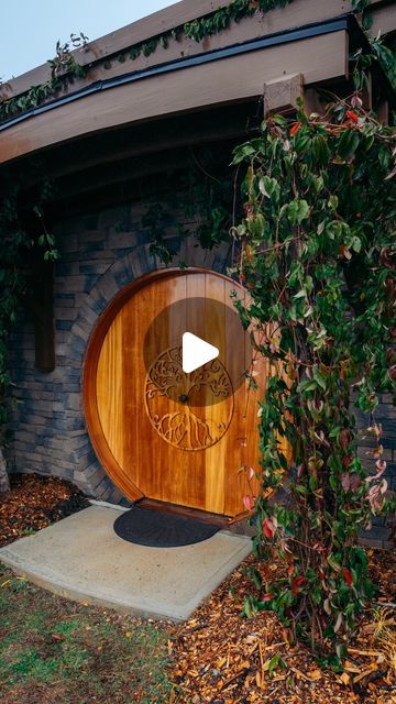 nikki | long term & adventurous travel on Instagram: "STAY IN A HOBBIT HOUSE?? 🧝‍♀️🍄🧚✨  This amazing Airbnb let’s you live out your Lord of the Rings dreams in a cozy ‘underground’ hobbit hole.   @treehouses_of_serenity have 7 incredibly unique Airbnb’s on this property in Asheville, each one with an amazing theme or experience.   If you’ve ever wanted to be Bilbo Baggins for a day, you’ve got to check this place out!   #hobbithouse #treehousesofserenity #uniqueairbnb #ashevilleairbnb #ashevillenc #lotr" Hobbit House Design, Hobbit Style House, Hobbit Inspired House, Hobbit Home Aesthetic, Hobbit Aesthetic Home, Bilbo Baggins House, Hobbit Hotel, Hobbit Houses Diy, Hobbit House Plans