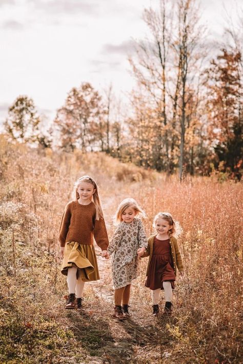 Brown Fall Photoshoot, Autumnal Family Photoshoot, Sibling Fall Photoshoot Outfits, Cousin Fall Picture Ideas, Cousin Family Pictures, Dreamy Family Photos, Siblings Fall Photoshoot, Family Of 5 Fall Photos, Fall Boho Family Pictures