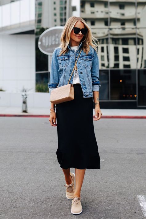 Midi Rok Outfit, Rok Outfit, Tan Sneakers, Skirt Tulle, Denim Jacket Outfit, Midi Skirt Outfit, Rock Outfit, Fashion Jackson, Mode Casual