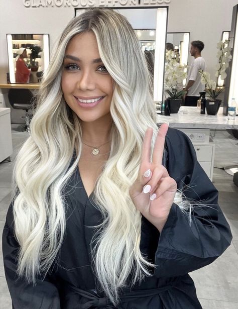 Root Smudge, Blonde Hair With Roots, Platinum Blonde Hair Color, Cute Hair Colors, Brown Hair Inspo, Ash Blonde Hair, Blonde Hair Inspiration, Hair Color Purple, Blonde Hair Shades