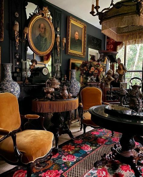 Maximalisteclecticclutteredvintageantiquevictorianart novouart deconature-ycozygothicwhimsicalwitchymodern witchvampirefantasyfairy talewhimsigothwitchcorestudio ghiblighiblicorehowl's moving castle vibescottagecorefairycoregoblincoreliving room interior inspiration 🦋🍃 Victorian Maximalism, Victorian Room, Victorian Home Interior, Victorian Home Decor, Maximalist Interior, Victorian Interior, Victorian Interiors, Dark Home Decor, Goth Home Decor