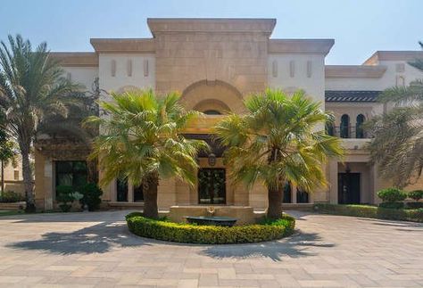 Properties in Emirates Hills - Sector L Dubai Mansions, Beach Luxury House, Luxury Houses Kitchen, Emirates Hills, Billionaire Homes, Dubai Property, Luxury Homes Exterior, Dubai Houses, Yard Landscaping Simple