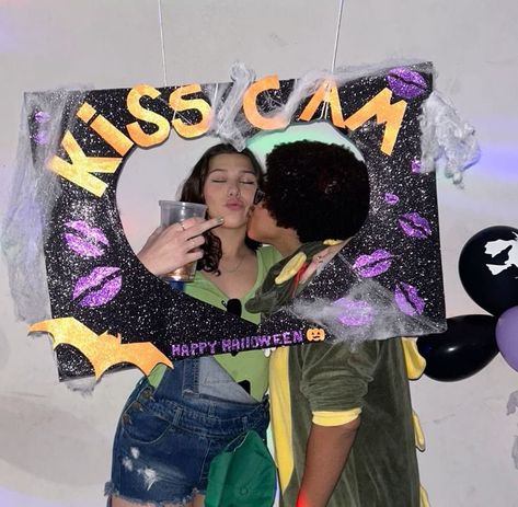 Halloween Rave Party Ideas, Halloween Kissing Booth, Halloween Ideas Games, Halloween Party Backdrop Photo Booths, Halloween Party Photoshoot, Teen Halloween Party Decorations, Kiss Cam Halloween, Halloween Photoshoot Backdrop, Halloween Party Set Up