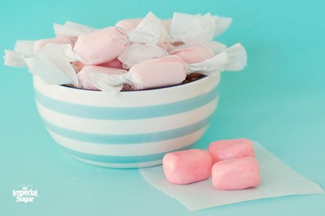 Skip the stores and make your own homemade bubble gum. We made traditional pink bubble gum with strawberry flavor, but you can get creative with many different flavors and colors. Homemade Bubble Gum, Homemade Gum, Gum Recipe, Candy Homemade, Homemade Bubbles, Homemade Snickers, Sugar Free Gum, Homemade Candy, Snickers Bar