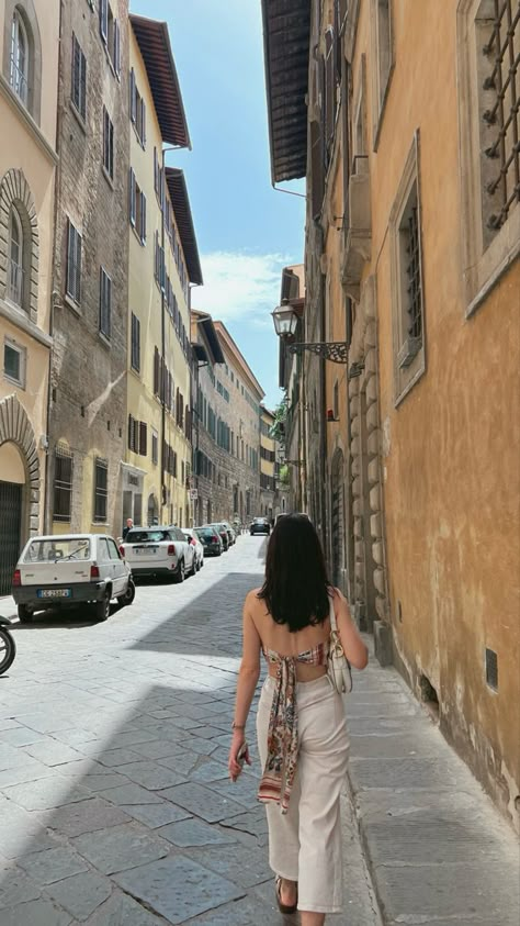 Florence Outfit Summer, Florence Style Italy, Florence Italy Aesthetic Outfit, Italy Photo Inspiration, Florence Italy Picture Ideas, Roman Summer Aesthetic, Florence Picture Ideas, Florence Italy Photos, Florence Italy Photo Ideas