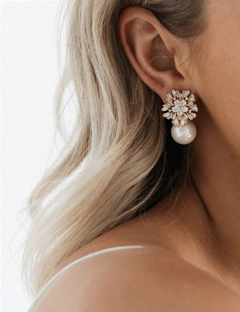 Simple Wedding Earrings Studs, Wedding Earings Bride Updo, Bride Earrings Strapless Dress, Statement Pearl Earrings Wedding, Gold Pearl Bridal Earrings, Pearls For Wedding Jewelry, Pearl Wedding Dress Accessories, Gold And Pearl Bridal Jewelry, Classy Bridal Earrings