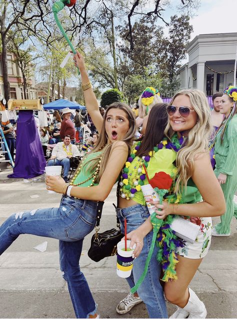 Mardi Gras Pictures Ideas, Mardi Gras Aesthetic Outfit, Mardi Gras Parade Outfit, Nola Formal, Mardi Gras Pictures, Mardi Grad, Parade Outfit, Madi Gras, Party Outfit College