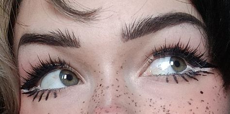 Eye makeup with egirl eyeliner, freckles and blush Egirl Makeup Eyeliner, Eyeliner Egirl, Egirl Eyeliner, Eyeliner Ideas, Egirl Makeup, Makeup Eyeliner, Makeup Tutorial, Eyeliner, Eye Makeup