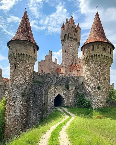 Facebook Corvin Castle, Gothic Style Architecture, Gothic Fairytale, British Castles, Vlad The Impaler, Transylvania Romania, Chateau Medieval, Old Castle, Medieval Fortress