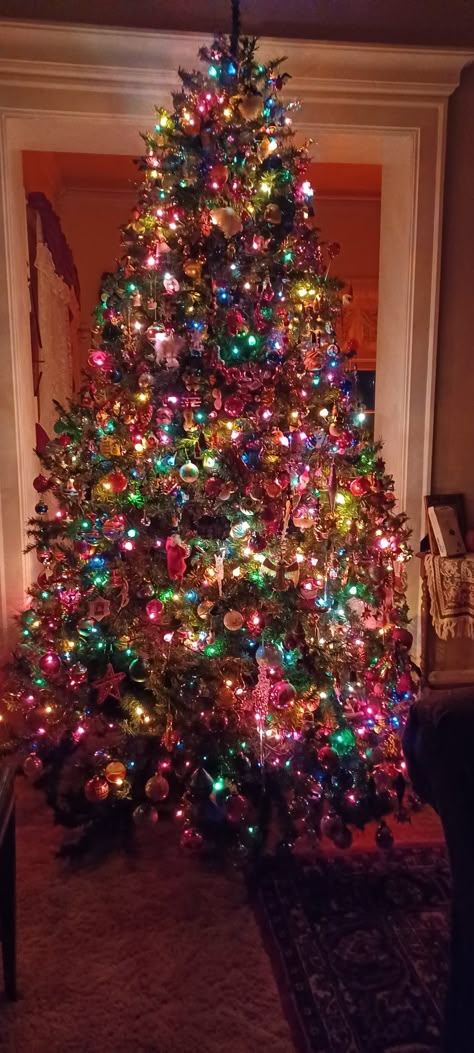 Color Lights On Christmas Tree, Rainbow Christmas Tree Lights, Messy Christmas Tree, Colourful Christmas Aesthetic, Rainbow Christmas Aesthetic, Colored Lights Christmas Tree Decorating, 90s Christmas Decor, Christmas Tree With Colored Lights, Christmas Room Inspiration