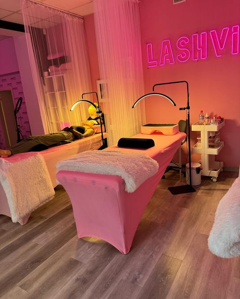 Today Lash salon vibe 💘✨🫶🏽 Waxing Suite, Lash Extension Salon, Salon Decor Studio, Spa Room Ideas, Lash Room Ideas, Tech Room, Lash Room Decor, Beauty Room Salon, Esthetician Room Decor