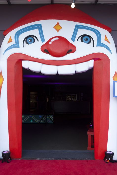 Another entry way idea Circus Theme Decorations, Clown Mouth, Circus Props, Haunted Carnival, Circus Party Decorations, Circus Vintage, Scary Kids, Circus Carnival Party, Creepy Carnival