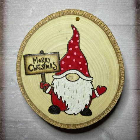 Wood Burned Ornament, Christmas Pyrography Ideas, Ornament Painting Ideas Easy, Wood Ornament Ideas, Christmas Wood Burning Ideas, Wood Burning Christmas Ornaments, Christmas Wood Slices, Wood Burning Christmas, Christmas Pyrography