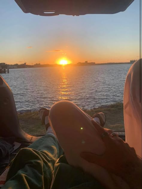 Car Beach Date, Car Sunset Date, Cute Date Aesthetic Pictures, Perfect Date Ideas Pictures, Relationship Dates Aesthetic, Dates Astethic, Watching Sunset With Boyfriend, Jakob Core, Sunset Date Aesthetic