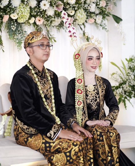 Wedding Dress Hijab Adat Jawa, Pengantin Jawa Hijab, Adat Jawa Timur, Jawa Wedding, Foto Akad, Wedding Jawa, Wedding Dress Hijab, Bride Hijab, Pose Wedding