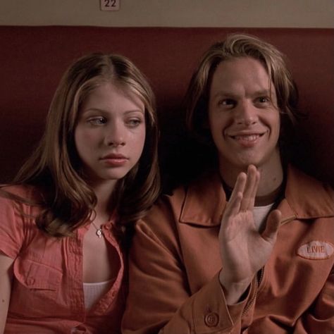 Michelle Trachtenberg as Jenny and Jacob Pitts as Cooper in "EuroTrip", 2004 Jacob Pitts, Film Games, Michelle Trachtenberg, Courtney Love, A Little Life, Fashion Couple, Film Stills, Beautiful Couple, Casual Summer Outfits