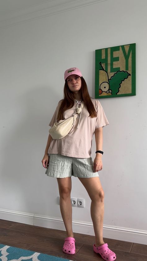 Beige Crocs Outfit, Pink Crocs Outfit, Crocs Outfit, Crocs Literide, Crocs Fashion, Pink Crocs, Outfit Korean Style, Island Outfit, Outfit Korean