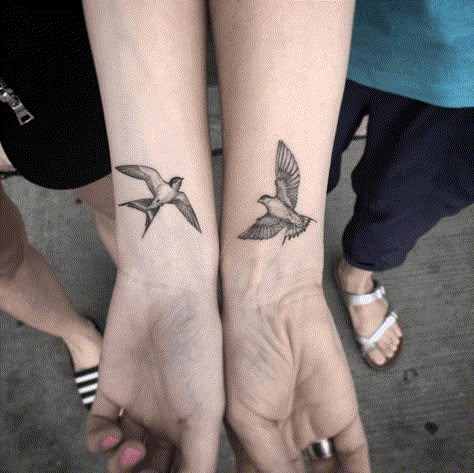 Vogel Tattoo, One Word Tattoos, Swallow Tattoo, Bff Tattoos, Friendship Tattoos, Mother Daughter Tattoos, Diy Tattoo, Matching Tattoo, Best Friend Tattoos