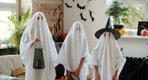 Although Pinterest is great for inspiration, here are some realistic and easy mom & me and family costume ideas! #halloween #halloweencostumes #trickortreat Easter Costume, Ghost Halloween Costume, Ghost Costume, Diy Halloween Costumes Easy, Diy Halloween Costume, Pumpkin Candy, Men In Black, Costume Themes, Easy Halloween Costumes