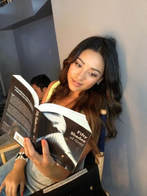 Pretty Little Liars Books, Pll Cast, Emily Fields, Shay Mitchell, 50 Shades Of Grey, Pretty Selfies, Pretty Little Liars, Serie Tv, Actors & Actresses