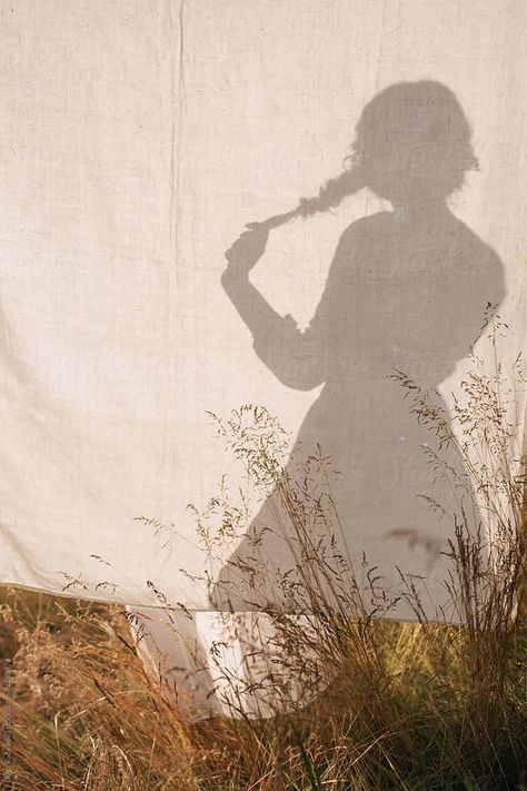 Serial Experiments Lain, White Sheet, Shadow Photography, Shadow Photos, Shadow Pictures, Outdoor Photoshoot, Jolie Photo, Creative Portraits, Photography Inspo