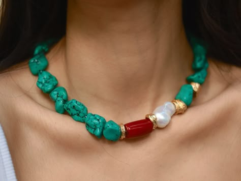 This chunky statement turquoise boho choker is expertly handcrafted from big chunky turquoise gemstones, a baroque pearl, and a coral gemstone. The centerpiece of this boho turquoise jewelry features a large baroque pearl, a coral gemstone, and four 14k gold-plated brass beads, all complemented by a delightful assortment of genuine turquoise gemstones. This genuine turquoise necklace is a true testament to the beauty of nature's treasures. Upgrade your look with this chic bohemian necklace featuring beautiful blue turquoise beads that have a timeless charm. This baroque pearl and turquoise bead necklace has a simple and elegant design that goes well with any outfit. Whether for daily wear or special occasions, this gemstone choker will bring you joy. 💚 This natural stone choker is definit Big Stone Necklace Jewelry, Turquoise Bead Necklace, Turquoise Beads Necklace, Chunky Necklace Beads, Chunky Gemstone Necklace, Turquoise Coral Jewelry, Chunky Stone Necklace, Stone Jewelry Necklace, Boho Jewelry Diy