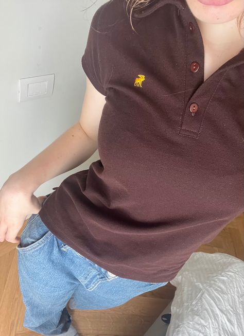 Cute Outfits With Polo Shirts, Blue Jeans And Brown Top Outfit, Outfits With Blue Tank Top, Dark Blue Polo Outfit Woman, Polo Shirts Aesthetic, School Outfits With Polo Shirts, Collared Polo Shirt Outfit Women, Polo Outfit Women Aesthetic, Polo Shirt Fits Women