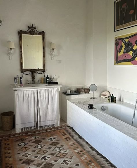 Bathroom With Couch, Italian Bathroom Aesthetic, Velvet Sofa Living Room, Girl Apartment, Interiors Dream, Dream Apartment, House Bathroom, Eclectic Home, Interior Inspo