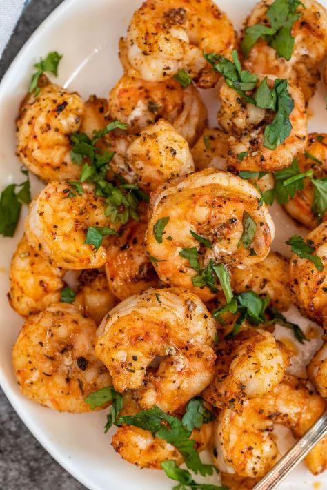 The easiest Air Fryer Shrimp recipe resulting in tender and juicy shrimp (prawns) ready in under 10 minutes! Who knew that shrimp in the air fryer was so easy to make. Shrimp In The Air Fryer, Seafood Casserole Recipes, Air Fryer Shrimp, Easy Asparagus Recipes, Raw Shrimp, Air Fryer Recipes Snacks, Juicy Shrimp, Air Fried Food, Prawn Recipes