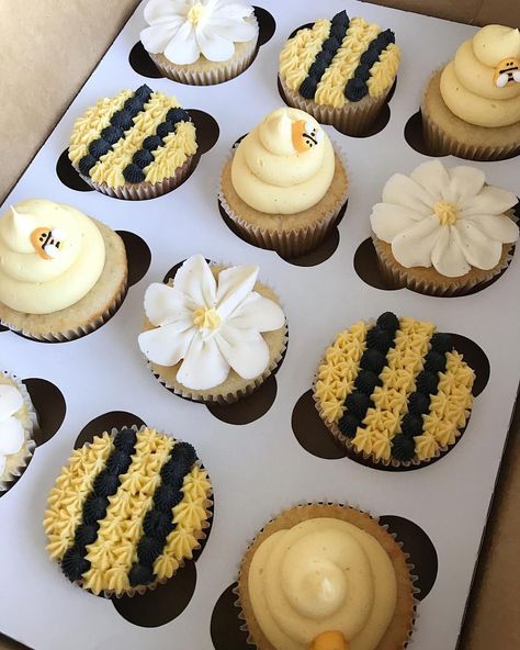 563 Likes, 12 Comments - Macy Schmelzer (@birdies.cupcakes) on Instagram: “I can’t help but share another photo of these because I’m obsessed 🐝🌼🍯 I used @wiltoncakes bumble…” Bumble Bee Cake Ideas Birthday, Sweet As Can Bee Cake, Bumblebee Desserts, Bumble Bee Baby Shower Ideas Decoration, Bee Cupcakes Ideas, Bumble Bee Cake Ideas, Bee Baby Shower Cupcakes, Bee Themed Cupcakes, Bumble Bee Birthday Cake