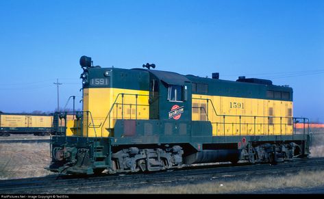 RailPictures.Net Photo: CNW 1591 Chicago & North Western Railroad EMD GP7 at North Fond du Lac, Wisconsin by Ted Ellis Fond Du Lac Wisconsin, Train Images, Road Pics, Train Locomotive, Train Photos, Csx Trains, Vintage Trains, Milwaukee Road, Freight Train