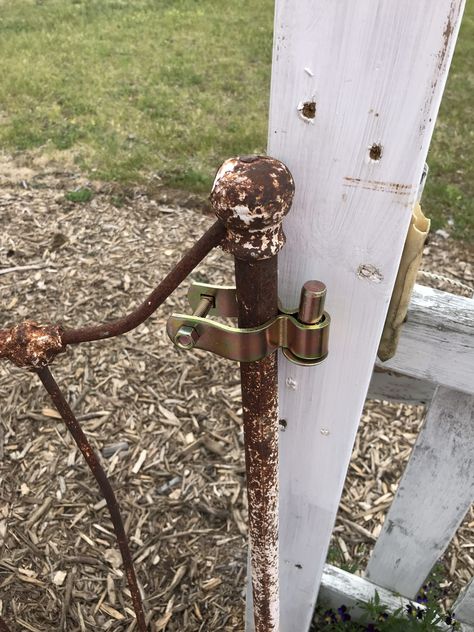 Old Headboard Repurposed as a Garden Gate – The Hydrangea Farmhouse Old Gates Repurposed, Cottage Gate, Old Garden Gates, Old Gates, Metal Garden Gates, Garden Gates And Fencing, Garden Gate Design, Upcycle Garden, Garden Entrance