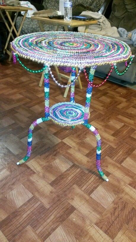 Mardi gras bead table Mardi Gras Bead Art, Bead Art Ideas, Mardi Gras Diy, Mardi Gras Birthday, Mardi Gras Crafts, Mardi Gras Decor, Beaded Projects, Mardi Gras Decorations, Mardi Gras Beads