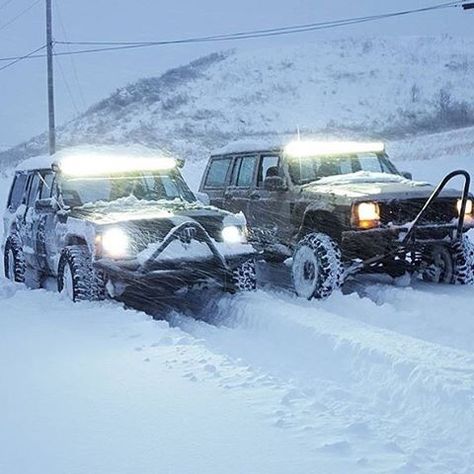 Snow wheeling Snow Wheeling, Jeep Xj Mods, Badass Jeep, Jeep Ideas, Truck Mods, Gear 2, Cool Jeeps, Jeep Xj, Jeep Cherokee Xj